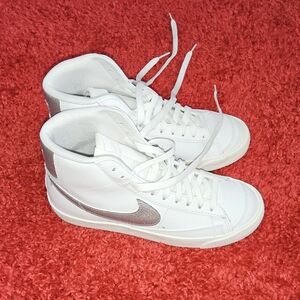 Nike White and Silver Sneakers Women's Size 7.5